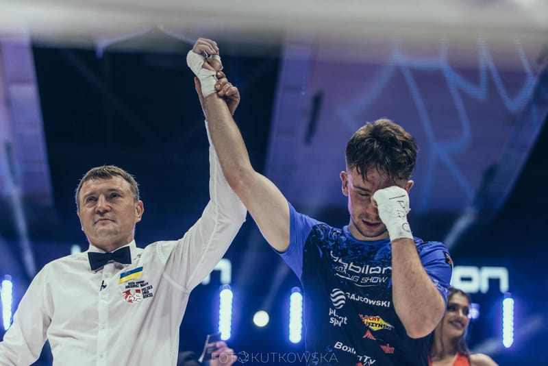 Oskar Gajcowski z uniesioną ręką w geście zwycięstwa po wygranej walce bokserskiej
